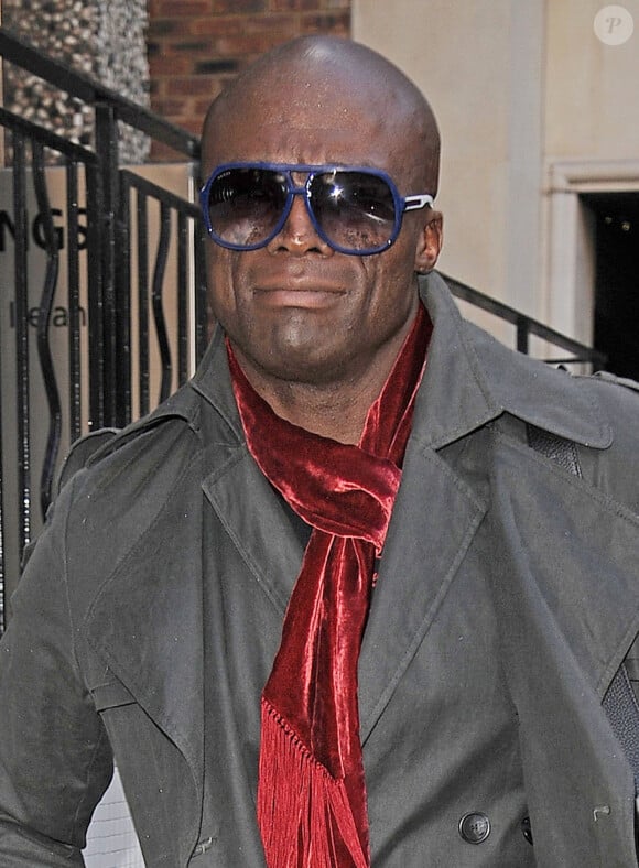 Exclusif - Le chanteur Seal quitte son hotel a Londres. Le 5 novembre 2012