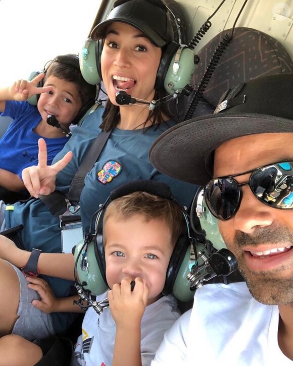 Tony Parker avec sa femme Axelle Francine et leurs deux fils Josh et Liam lors d'un vol en hélicoptère à la station Villars de Lans, le 26 juillet 2019.