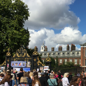Pour les 20 ans de la disparition de la princesse Diana, les admirateurs et admiratrices de Lady Di rendent hommage à sa mémoire, devant les grilles de Kensington Palace, à Londres, le 31 juillet 2017.