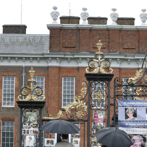 Le prince William, duc de Cambridge, le prince Harry et Catherine (Kate) Middleton, duchesse de Cambridge, lors de la visite du Sunken Garden dédié à la mémoire de Lady Diana au palais de Kensington, à Londres le 30 août 2017.