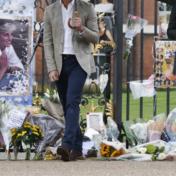 Le prince William, duc de Cambridge, le prince Harry et Catherine (Kate) Middleton, duchesse de Cambridge, lors de la visite du Sunken Garden dédié à la mémoire de Lady Diana au palais de Kensington, à Londres le 30 août 2017.