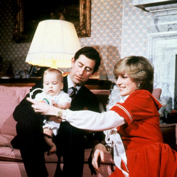 Diana, le prince Charles et leur fils le prince William au palais de Kensington en 1982.