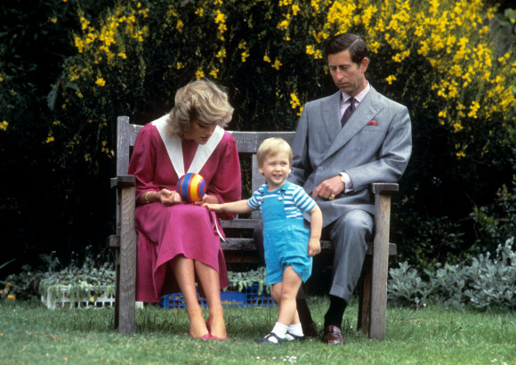 Diana, le prince Charles et leur fils William au palais de Kensinton en 1984.