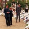 Le prince Charles, ses fils les princes William et Harry, devant le palais de Kensington après la mort de Diana en septembre 1997.