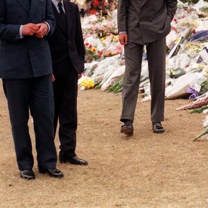 Le prince Charles, ses fils les princes William et Harry, devant le palais de Kensington après la mort de Diana en septembre 1997.