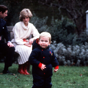Diana, le prince Charles et le prince William au palais de Kensington en 1983.