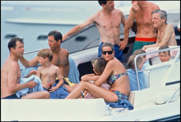 Diana, le prince Charles et le prince Harry en vacances sur un bateau en Sardaigne en 1991.