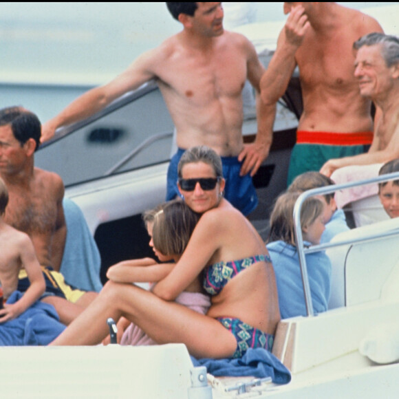 Diana, le prince Charles et le prince Harry en vacances sur un bateau en Sardaigne en 1991.