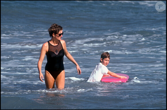Diana et son fils Harry en vacances à Saint-Kitts-et-Nevis, dans les Caraïbes, en 1993.