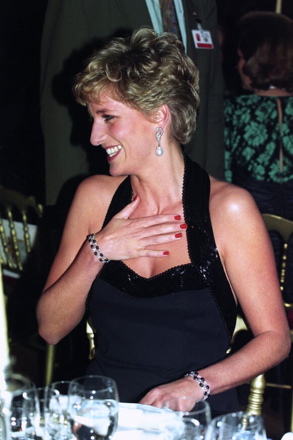 Diana lors d'un dîner de charité à Versailles en 1994.