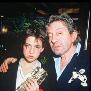 Charlotte Gainsbourg, César du Meilleur espoir féminin pour "L'Effrontée", avec son père Charles Gainsbourg lors de la soirée des César, à Paris, le 23 février 1986.