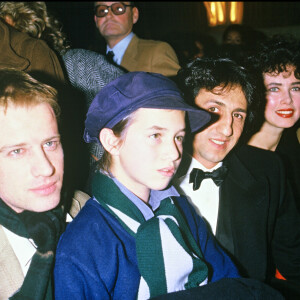 Christophe Lambert, Charlotte Gainsbourg, Richard Anconina et Elie Chouraqui lors de la première du film "Paroles et musiques", à Paris, le 14 octobre 1986.