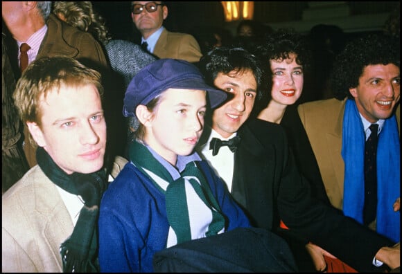 Christophe Lambert, Charlotte Gainsbourg, Richard Anconina et Elie Chouraqui lors de la première du film "Paroles et musiques", à Paris, le 14 octobre 1986.