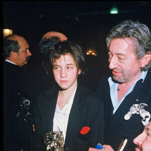 Charlotte Gainsbourg, César du Meilleur espoir féminin pour "L'Effrontée", avec son père Charles Gainsbourg lors de la soirée des César, à Paris, le 23 février 1986.