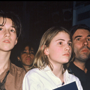 Charlotte Gainsbourg, Lola Doillon et Jacques Doiloon au défilé de Kate Berry, à Paris, en 1985.