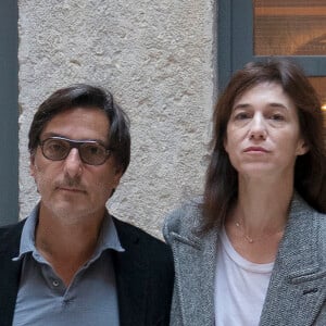 Yvan Attal et sa compagne Charlotte Gainsbourg lors d'une rencontre presse à Lyon, France, le 30 septembre 2019. © Sandrine Thesillat/Panoramic/Bestimage