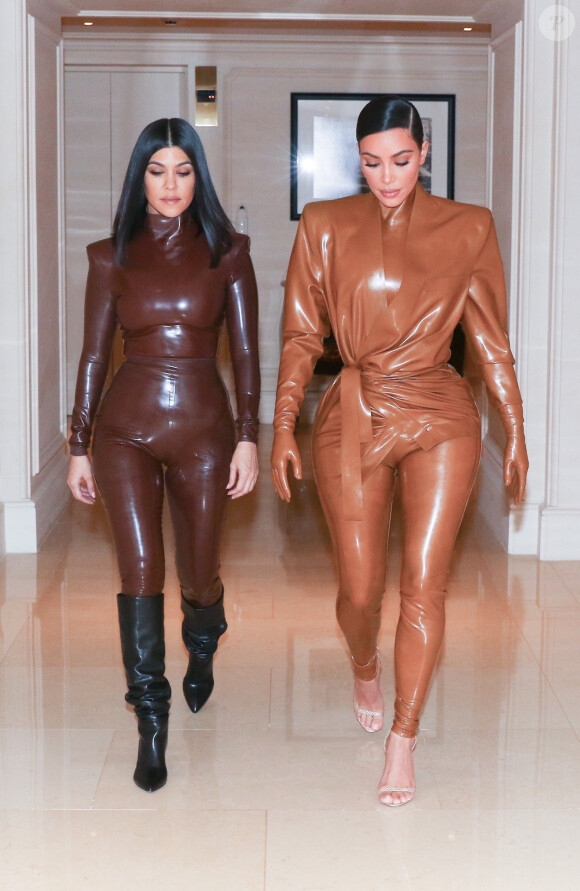 Exclusif - Kim Kardashian, Kourtney Kardashian - Kim est sa soeur (vêtements en latex Balmain) quittent leur hôtel pour se rendre au "Sunday Service" de Kanye West, la messe est organisée au Théâtre des Bouffes du Nord à Paris, le 1er mars 2020.