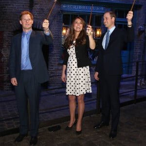 Kate Catherine Middleton (enceinte), duchesse de Cambridge, le prince William et le prince Harry d'Angleterre visitent les studios Warner Bros à Leavesden le 26 avril 2013.