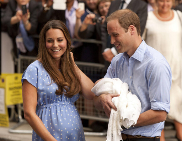 Le prince William et Kate Middleton, duchesse de Cambridge quittent l'hôpital St-Mary avec leur fils George de Cambridge à Londres le 23 juillet 2013.