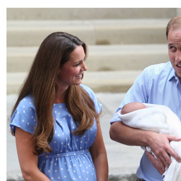 Le prince William et Kate Middleton, duchesse de Cambridge quittent l'hopital St-Mary avec leur fils George de Cambridge à Londres le 23 juillet 2013.