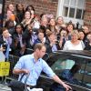 Le prince William et Kate Middleton, duchesse de Cambridge quittent l'hôpital St-Mary avec leur fils George de Cambridge à Londres le 23 juillet 2013.