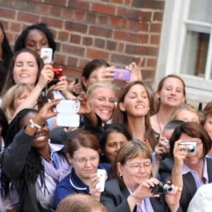 Le prince William et Kate Middleton, duchesse de Cambridge quittent l'hôpital St-Mary avec leur fils George de Cambridge à Londres le 23 juillet 2013.