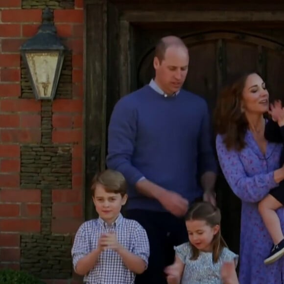 Le prince William, duc de Cambridge, Catherine Kate Middleton, duchesse de Cambridge, et leurs enfants , le prince George, la princesse Charlotte et le prince Louis applaudissent les travailleurs indispensables pendant l'épidémie de coronavirus (COVID-19) le 23 avril 2020.