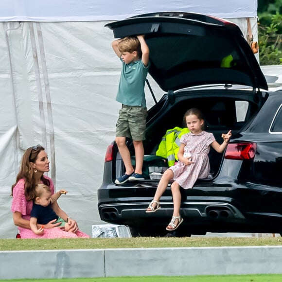 Catherine (Kate) Middleton, duchesse de Cambridge avec ses enfants, le prince George de Cambridge, la princesse Charlotte de Cambridge et le prince Louis de Cambridge lors d'un match de polo de bienfaisance King Power Royal Charity Polo Day à Wokinghan, comté de Berkshire, Royaume Uni, le 10 juillet 2019.