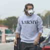 Exclusif - Jake Gyllenhaal, muni d'un masque, récupère sa commande de provisions au supermarché "Erewhon" pendant l'épidémie de coronavirus (Covid-19) à Santa Monica, le 29 avril 2020.