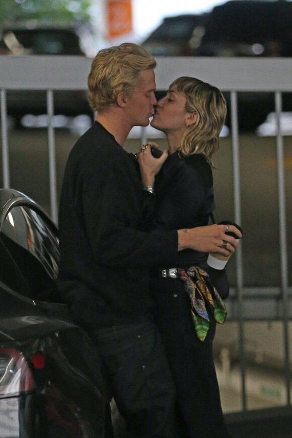 Exclusif - Miley Cyrus et son compagnon Cody Simpson s'embrassent fougueusement dans le parking de l'hôpital Cedars-Sinai. Los Angeles, le 16 janvier 2020.