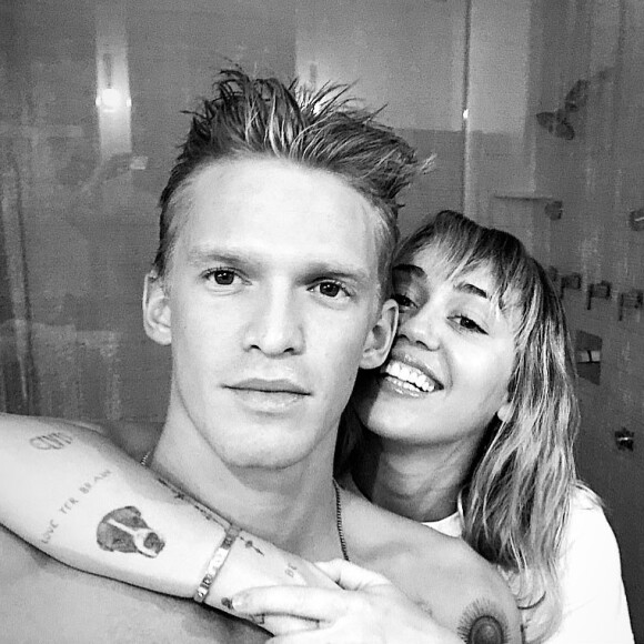 De retour de l'hôpital, Miley Cyrus retrouve son petit-ami, Cody Simpson. Le 10 octobre 2019.