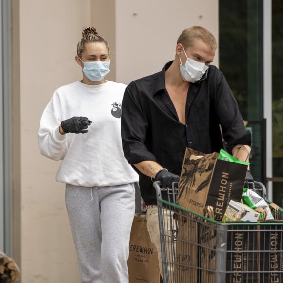 Miley Cyrus et Cody Simpson à Los Angeles. Le 8 avril 2020.