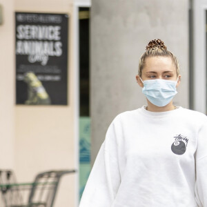 Exclusif - Miley Cyrus et son compagnon Cody Simpson, équipés de masques et de gants, font des provisions au supermarché "Erewhon" de Calabasas pendant le confinement, dû au coronavirus (Covid-19), le 8 avril 2020.