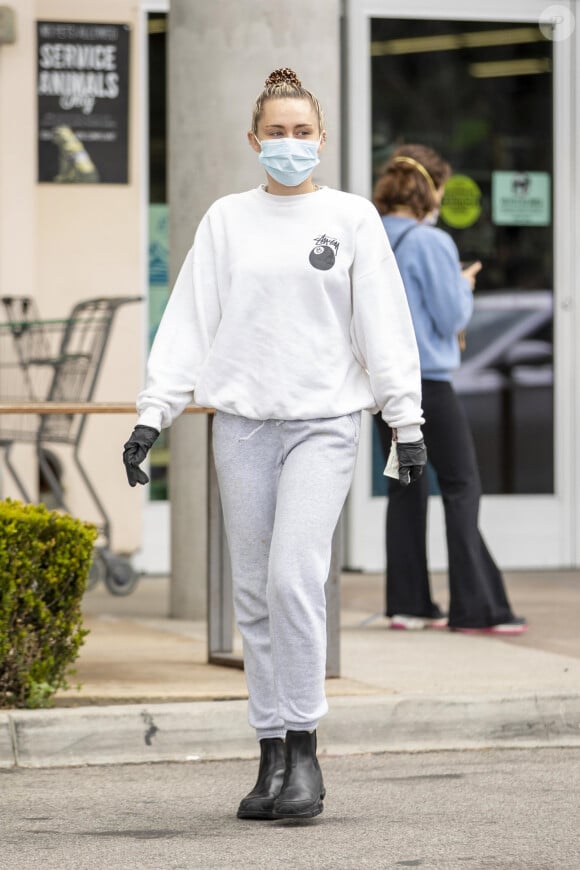 Exclusif - Miley Cyrus et son compagnon Cody Simpson, équipés de masques et de gants, font des provisions au supermarché "Erewhon" de Calabasas pendant le confinement, dû au coronavirus (Covid-19), le 8 avril 2020.