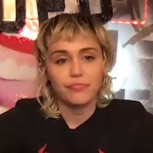 Miley Cyrus dans un live Instagram mettant en vedette Trixie Mattel et Milk de l'émission "RuPaul's Drag Race" pendant l'épidémie de coronavirus (Covid-19) à Los Angeles.