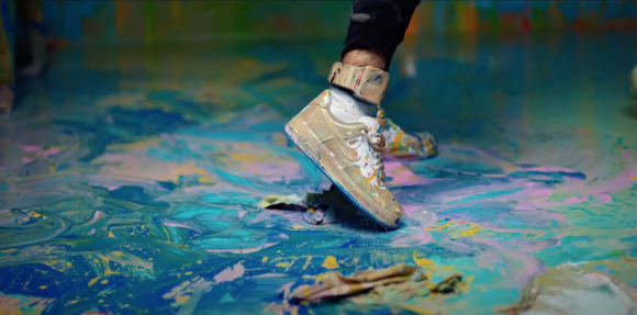 Le rappeur 6ix9ine montre son bracelet électronique dans le clip de son nouveau single, Gooba. Mai 2020.