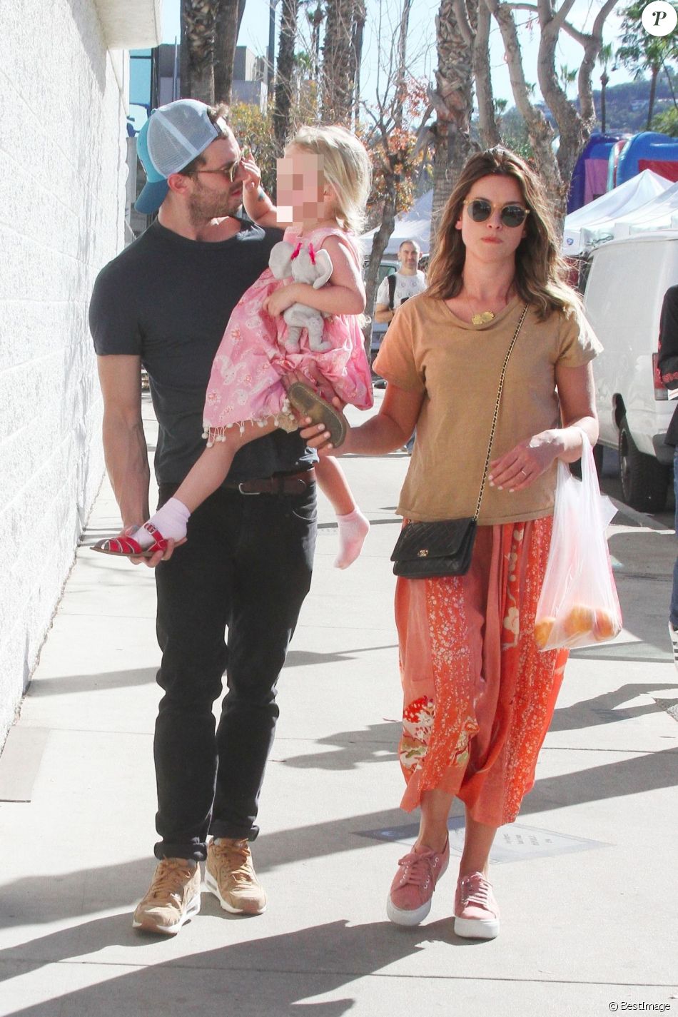 Jamie Dornan se balade avec sa femme Amelia Warner et ses enfants Elva et Dulcie dans les rues de Studio City, le 28 janvier 2018
