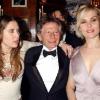 Mathilde Seigner et sa soeur Emmanuelle entourent Roman Polanski.