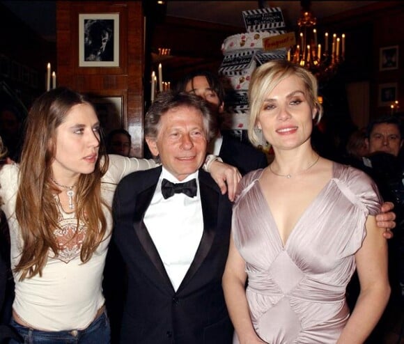 Mathilde Seigner et sa soeur Emmanuelle entourent Roman Polanski.