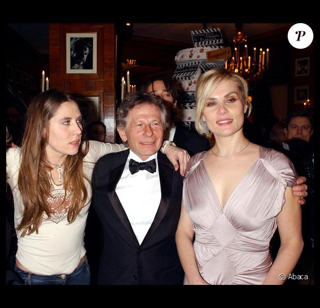Mathilde Seigner et sa soeur Emmanuelle entourent Roman Polanski.