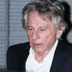 Roman Polanski quitte l'avant-première du film "J'accuse" au cinéma UGC Normandie entouré de 5 gardes du corps à Paris le 12 novembre 2019.