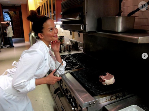 Chrissy Teigen en école de cuisine. Photo publiée le 11 mars 2020.