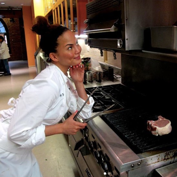 Chrissy Teigen en école de cuisine. Photo publiée le 11 mars 2020.