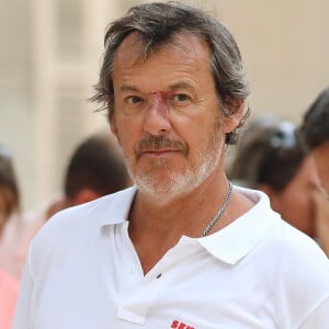 Jean-Luc Reichmann lors du trophée de pétanque "Sénéquier 209" sur la place des Lices à Saint-Tropez, Côte d'Azur, France, le 22 août 2019.