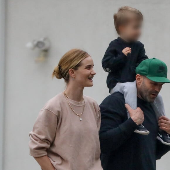 Exclusif - Rosie Huntington-Whiteley fête son 33e anniversaire avec une balade en famille, avec son mari Jason Statham et leur fils Jack, dans les rues de Beverly Hills pendant l'épidémie de Coronavirus Covid-19. À leur retour à la maison, un bouquet de fleurs est déposé par un livreur. Le 18 avril 2020.