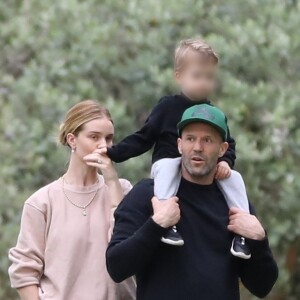 Exclusif - Rosie Huntington-Whiteley fête son 33e anniversaire avec une balade en famille, avec son mari Jason Statham et leur fils Jack, dans les rues de Beverly Hills pendant l'épidémie de Coronavirus Covid-19. À leur retour à la maison, un bouquet de fleurs est déposé par un livreur. Le 18 avril 2020.