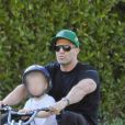 Exclusif - Jason Statham fait de la mini-moto avec son fils Jack à Beverly Hills, le 22 avril 2020. L'acteur de 52 ans et son fils de deux ans ne portaient aucune protection durant ce moment complice, malgré l'épidémie de coronavirus (Covid-19).