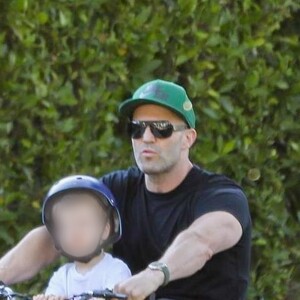 Exclusif - Jason Statham fait de la mini-moto avec son fils Jack à Beverly Hills, le 22 avril 2020. L'acteur de 52 ans et son fils de deux ans ne portaient aucune protection durant ce moment complice, malgré l'épidémie de coronavirus (Covid-19).
