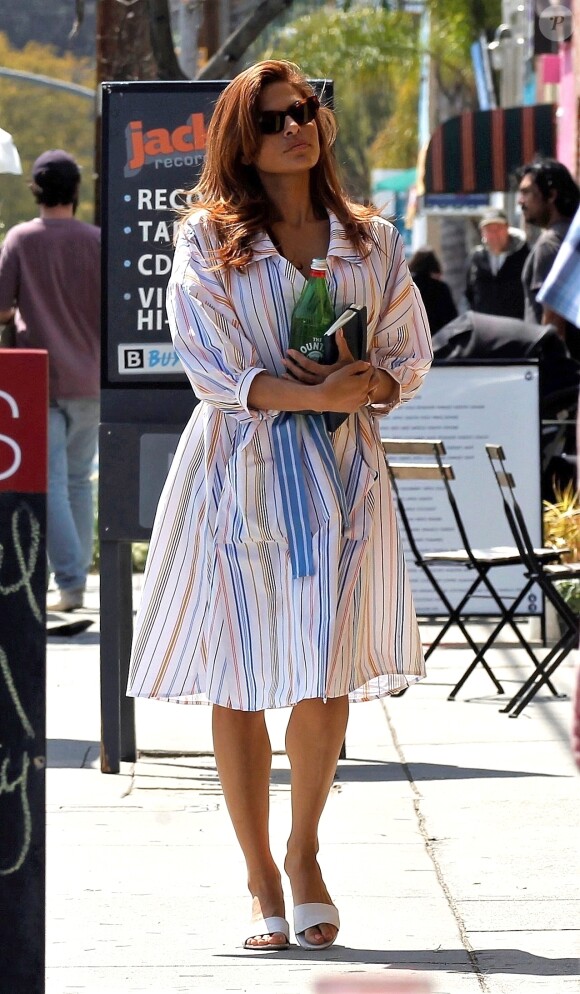 Eva Mendes fait des courses dans un quartier de Los Angeles, le 25 mars 2019.