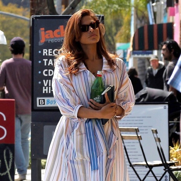 Eva Mendes fait des courses dans un quartier de Los Angeles, le 25 mars 2019.